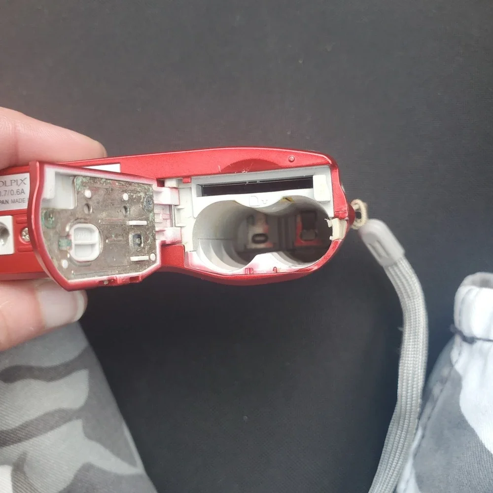 Nikon Coolpix L18 Digital Camera Red NOT WORKING